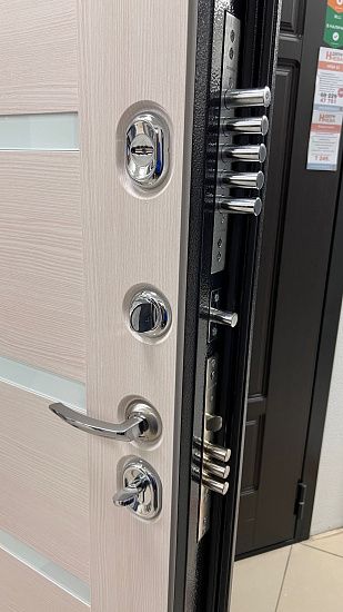 Входная дверь  